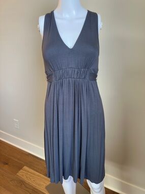 Sleeveless V-Neck Gray Midi Dress with Gathered Waistband